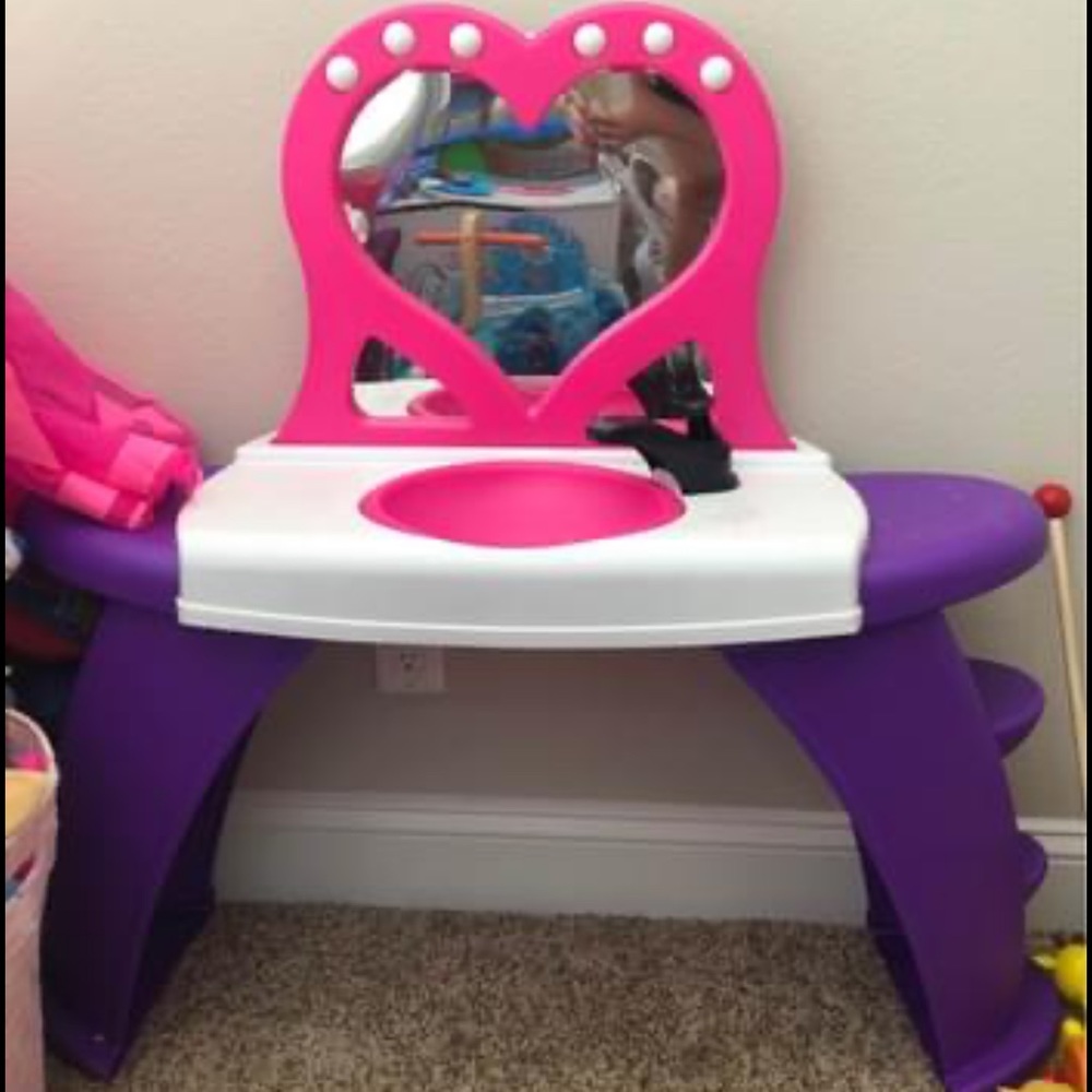 Light Up Children’s Plastic Vanity